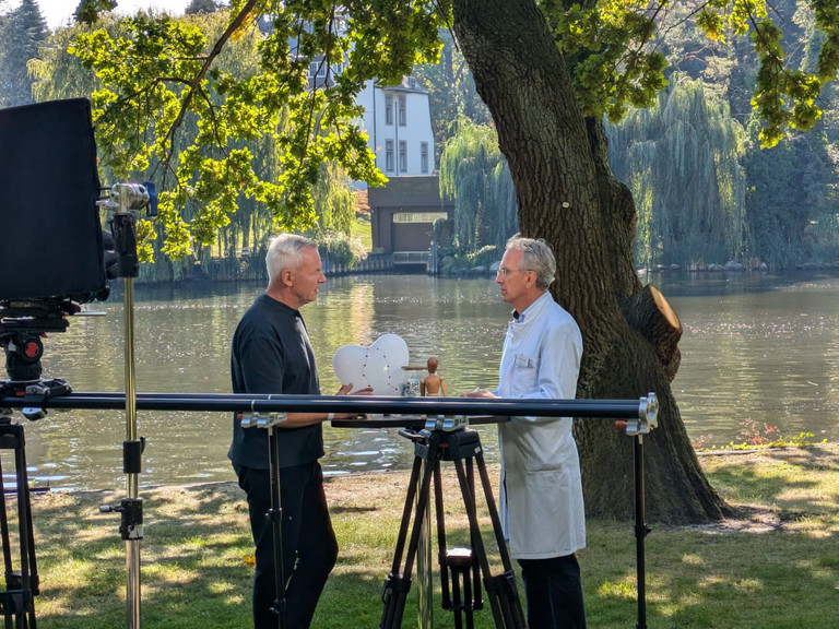 Natur-Doc Prof. Andreas Michalsen mit Patient im Gespräch Natur-Doc Prof. Andreas Michalsen mit Patient im Gespräch