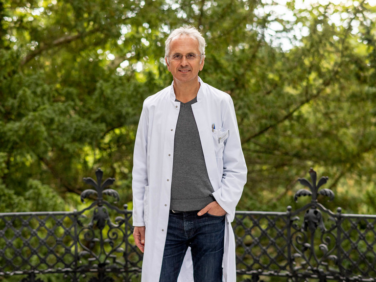 Portrait von Prof. Dr. Andreas Michalsen stehend auf der Terrasse im Immanuel Park Portrait von Prof. Dr. Andreas Michalsen stehend auf der Terrasse im Immanuel Park