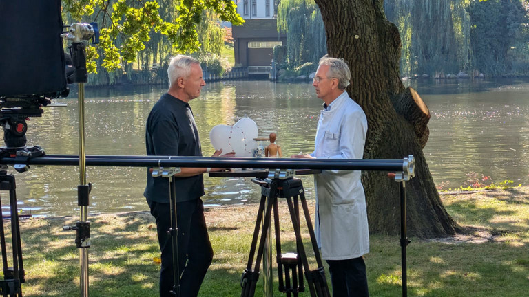 Natur-Doc Prof. Andreas Michalsen mit Patient im Gespräch Natur-Doc Prof. Andreas Michalsen mit Patient im Gespräch