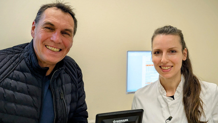 RBB-Moderator Raiko Thal mit Dr. med. Claudia Römer, Oberärztin und Bereichsleiterin der Sportmedizin und Leistungsdiagnostik