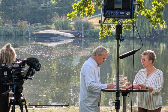 Natur-Doc Prof. Andreas Michalsen im Gespräch mit Patientin Natur-Doc Prof. Andreas Michalsen im Gespräch mit Patientin
