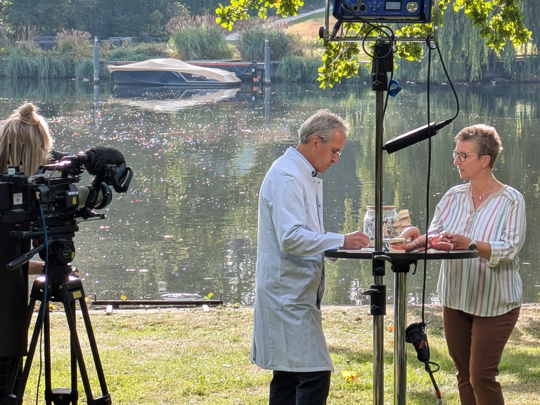 Natur-Doc Prof. Andreas Michalsen im Gespräch mit Patientin