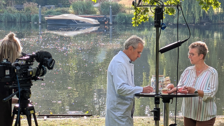 Natur-Doc Prof. Andreas Michalsen im Gespräch mit Patientin