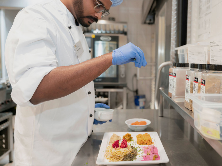 Ayurveda-Koch würzt ayurvedisches Essen - Immanuel Ayurveda Zentrum Ayurveda-Koch würzt ayurvedisches Essen - Immanuel Ayurveda Zentrum