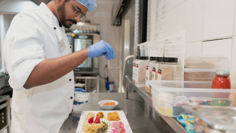 Ayurveda-Koch würzt ayurvedisches Essen - Immanuel Ayurveda Zentrum