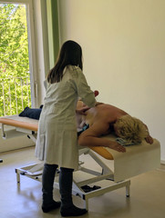 Schröpfbehandlung am Rücken der Patientin Schröpfbehandlung am Rücken der Patientin