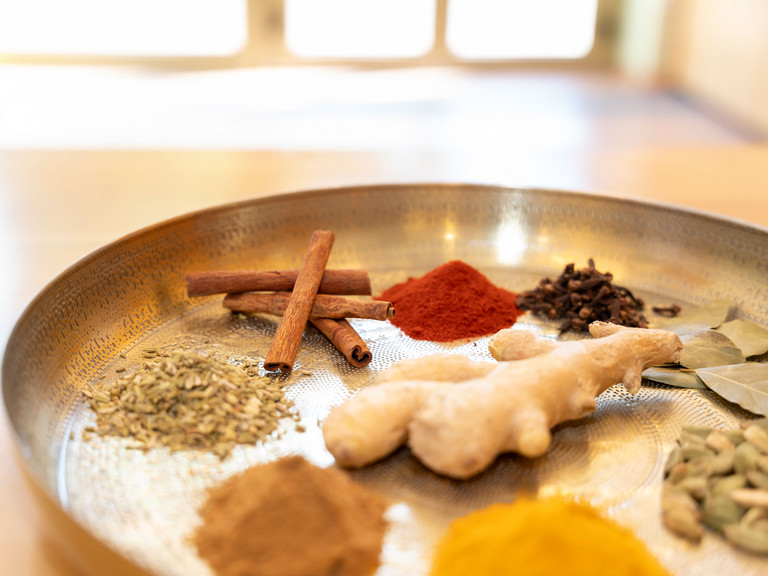 Schale mit verschiedenen ayurvedischen Gewürzen - Weltdiabetestag - Immanuel Ayurveda Zentrum