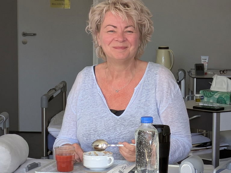 Patientin beim Essen Patientin beim Essen