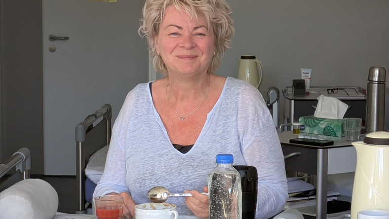 Patientin beim Essen Patientin beim Essen