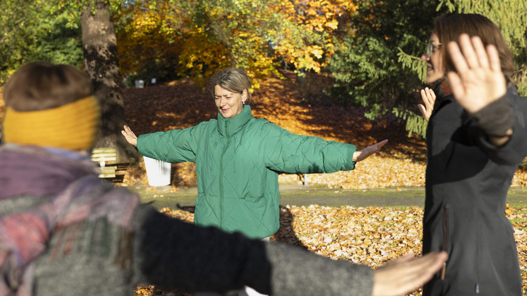 Gruppe im Park - Übungen - Naturheilkunde - Immanuel Krankenhaus Berlin Gruppe im Park - Übungen - Naturheilkunde - Immanuel Krankenhaus Berlin