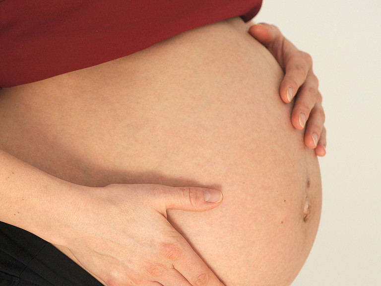 Schwangere berührt Bauch - Ayurveda in der Schwangerschaft - Immanuel Medizin Zehlendorf