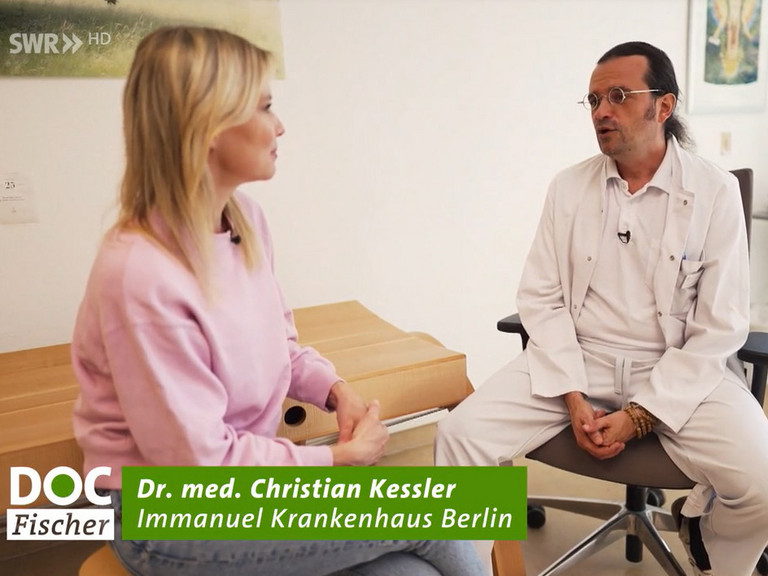 Beratungsgespräch zwischen Dr. Kessler und einer Patientin, Nachrichten, Naturheilkunde, Sendung Doc Fischer, Immanuel Krankenhaus Berlin
