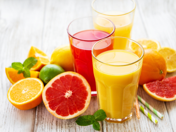 Zitrusfrüchte und Gläser gefüllt mit Saft Zitrusfrüchte und Gläser gefüllt mit Saft