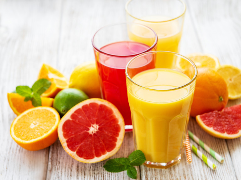 Zitrusfrüchte und Gläser gefüllt mit Saft Zitrusfrüchte und Gläser gefüllt mit Saft