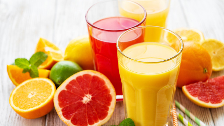 Zitrusfrüchte und Gläser gefüllt mit Saft Zitrusfrüchte und Gläser gefüllt mit Saft