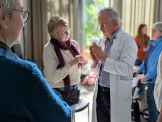 Prof. Andreas Michalsen im Austausch mit Besuchern Prof. Andreas Michalsen im Austausch mit Besuchern