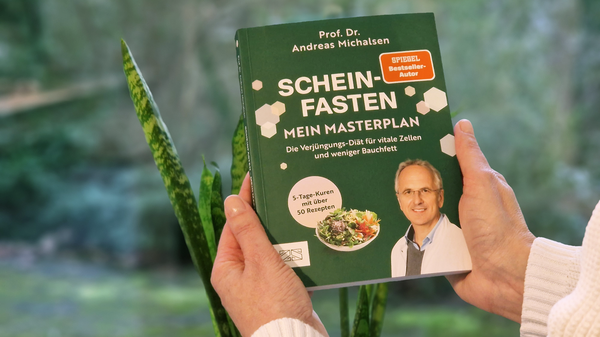 Neues Buch "Scheinfasten – Mein Masterplan" von Prof. Andreas Michalsen wird in Händen gehalten