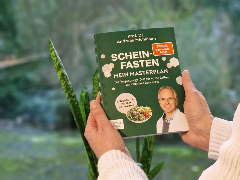 Neues Buch "Scheinfasten – Mein Masterplan" von Prof. Andreas Michalsen wird in Händen gehalten