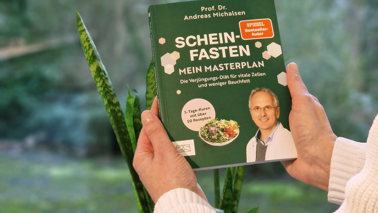 Neues Buch "Scheinfasten – Mein Masterplan" von Prof. Andreas Michalsen wird in Händen gehalten