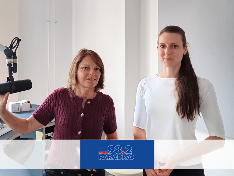 Moderatorin Julia Nogli mit Priv.-Doz. Dr. Claudia Römer (rechts) im Studio bei Radio Paradiso