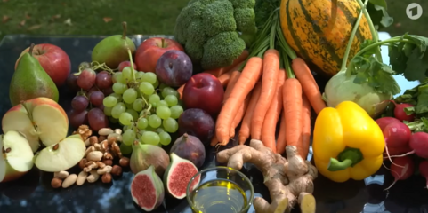 Gedeckter Tisch mit Gemüse und Obst