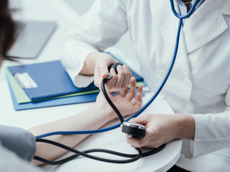 Blutdruckmessen, Arzt, Patient, LENTICHOL-Studie, Naturheilkunde, Immanuel Krankenhaus Berlin Blutdruckmessen, Arzt, Patient, LENTICHOL-Studie, Naturheilkunde, Immanuel Krankenhaus Berlin