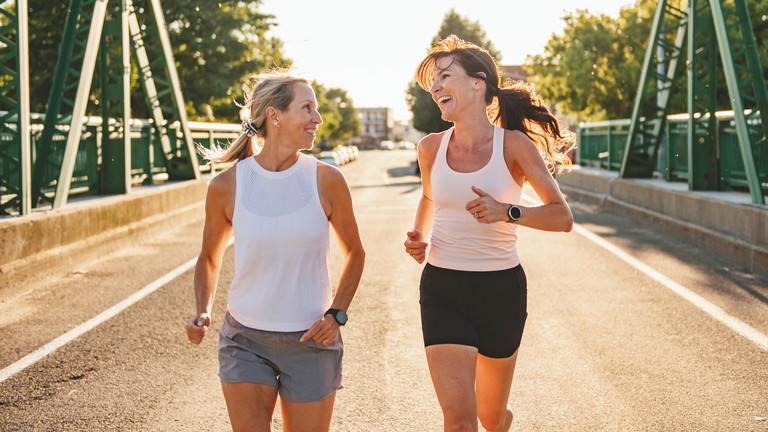 Zwei Frauen joggen nebeneinander