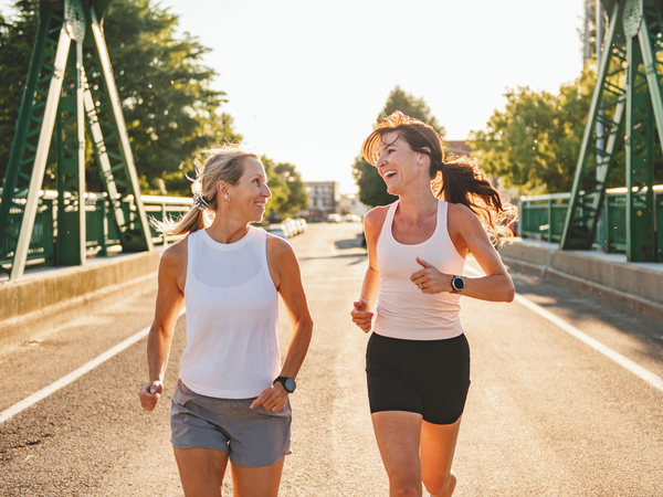 Zwei Frauen joggen nebeneinander