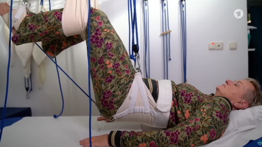 Patientin mit Morbus Bechterew bei Schlingentischtherapie